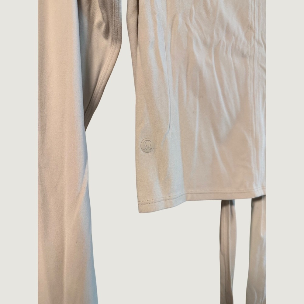 Lululemon It's A Tie Long Sleeve‎ Crop Top Light Grey Size 4 Activewear - Picture 3 of 4